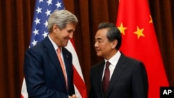 Menteri Luar Negeri AS John Kerry, kiri, berjabat tangan dengan Menteri Luar Negeri China Wang Yi sebelum pertemuan mereka di Beijing, China, Sabtu, 16 Mei 2015. (Kim Kyung-Hoon/Pool via AP)
