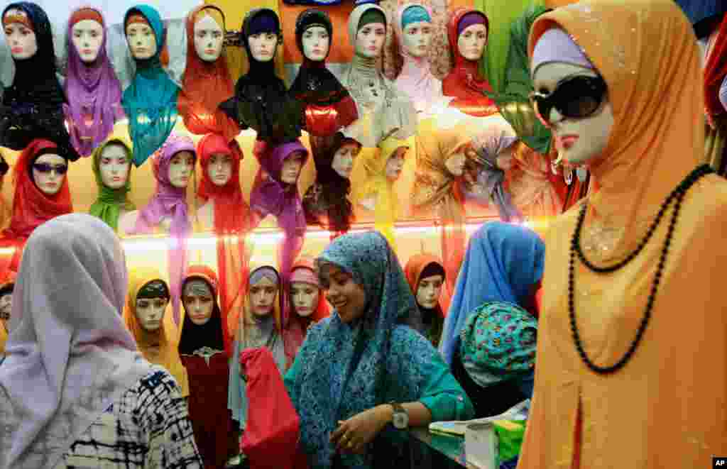 Muslim women browse for headscarves at a market in Banda Aceh, Aceh province, Indonesia, July 29, 2013. e