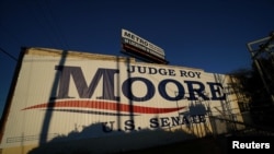 បដា​មួយ​ដែល​ឃោសនា​ឲ្យ​លោក Roy Moore បេក្ខជន​សមាជិក​ព្រឹទ្ធសភា​របស់​គណបក្ស​សាធារណរដ្ឋ​ត្រូវ​បាន​គេ​ដាក់​នៅ​លើ​អគារ​មួយ​ក្នុង​ក្រុង Birmingham រដ្ឋ Alabama កាលពី​ថ្ងៃទី១០ ខែធ្នូ ឆ្នាំ២០១៧។