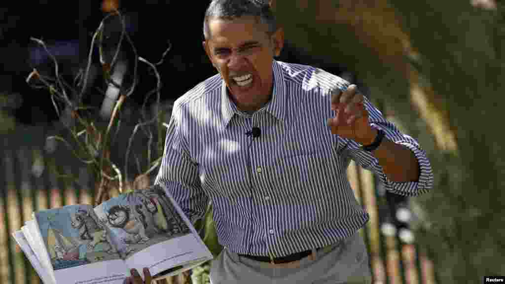 Le président américain lit un livre pour des enfant lors de la 136e chasse aux oeufs à la Maison Blanche le 21 avril 2014.