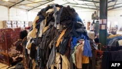 Une pile de vêtements de seconde main au centre de recyclage du textile de l'entreprise sociale française "Le Relais" à Diamniadio, au Sénégal, le 25 juin 2019