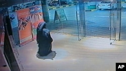 Video yang dirilis oleh polisi Abu Dhabi menunjukkan seorang tersangka perempuan yang diduga menikam guru AS hingga tewas (1/12).