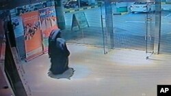 تصویری از فرد مظنون به قتل معلم آمریکایی که روز سه‌شنبه ۱۱ آذر ماه توسط پلیس ابوظبی منتشر شده است 