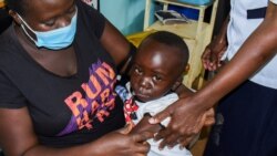 아프리카 케냐 어린이가 7일 말라리아 백신 접종 직후 엄마 품에 안겨 울고 있다.
