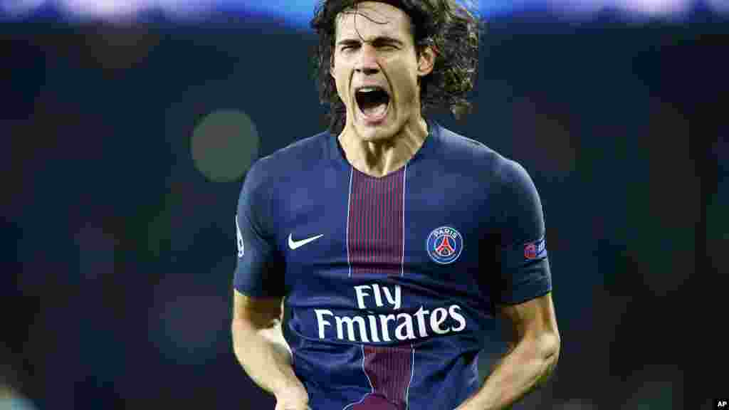 L&#39;attaquant &nbsp;du PSG Edinson Cavani, après avoir marqué son un but du matchcontre les Barcelone catalan&nbsp;au stade à Paris, le 14 février 2017.