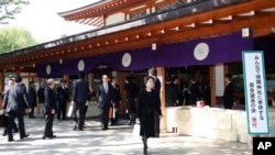 Rombongan anggota perlemen Jepang meninggalkan makam Yasukuni, di Tokyo (23/4). Di tempat tersebut dimakamkan para pahlawan perang Jepang, termasuk para pemimpin perang Dunia II yang dihukum sebagai penjahat perang.