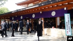 這座靖國神社供奉著日本將近兩百五十萬戰爭亡靈，其中包括二戰結束後被定罪的戰 犯。