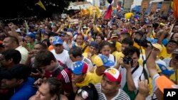 People chant against the government of President Nicolas Maduro during a march in Caracas, Venezuela, May 14, 2016. Protesters demanded electoral officials accelerate the certification of the petition signatures that would kick off a recall of Maduro. 