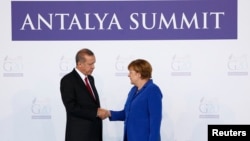 Le président turc Erdogan accueille la chancelière allemande Merkel à Antalya, le 5 novembre 2015. REUTERS/Murad Sezer