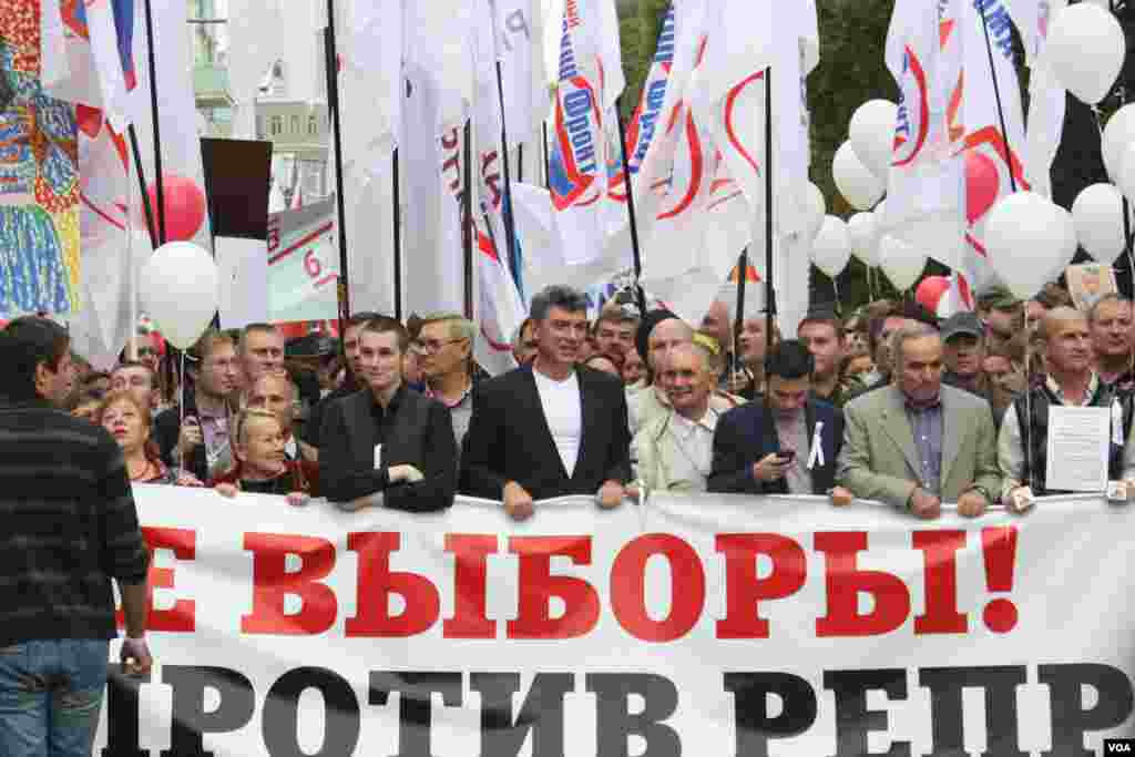 Борис Немцов, Михаил Касьянов, Илья Яшин и активисты оппозиции во главе либеральной колонны перед началом шествия