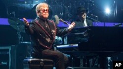 Elton John tampil dalam konser "Farewell Yellow Brick Road" di kota Allentown, Pa, 8 September 2018. 