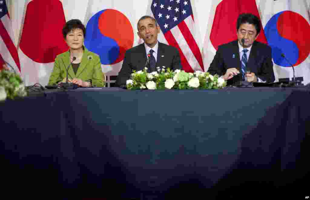 Presiden Barack Obama, Perdana Menteri Jepang Shinzo Abe, dan Presiden Korea Selatan Park Geun-hye, ikut rapat trilateral di Kediaman Duta Besar AS di Den Haag, 25 Maret 2014.