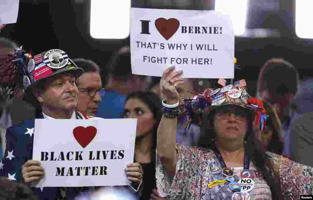 Des délégués tiennent des panneaux dans les mains indiquant leur soutien à Hillary Clinton lors du deuxième jour de la convention nationale démocrate à Philadelphie, Pennsylvanie, le 26 juillet 2016.