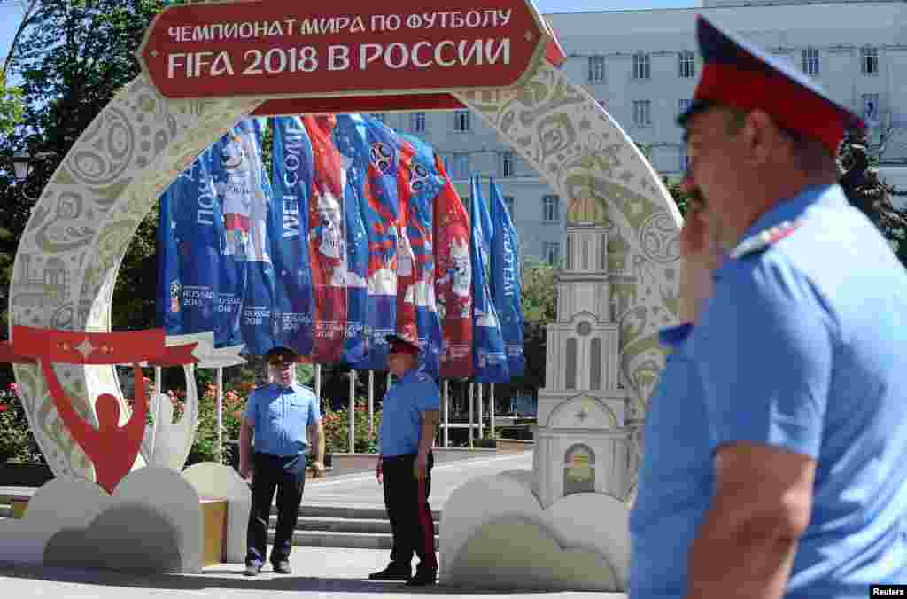 Cossacks bersiaga di sebuah jalan menjelang pelaksanaan Piala Dunia FIFA 2018 di Rostov-on-Don, Rusia, 7 Juni 2018. (Foto: Reuters)