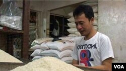 Salah seorang pedagang beras di Pasar Kosambi, Bandung, Jawa Barat (26/7). Menjelang Ramadan, harga bahan pokok termasuk beras mulai terasa.