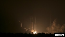 La fusée Longue marche-7 décolle portant le vaisseau spatial Tianzhou-1 à Hainan, Chine, 20 avril 2017. 