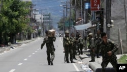 Pasukan pemerintah Filipina berpatroli di wilayah Zamboanga, Filipina selatan. Pertempuran antara militer dan pemberontak terkait Front Pembebasan Nasional Moro di wilayah tersebut telah memasuki hari ke-6, hari ini, Sabtu (14/9).