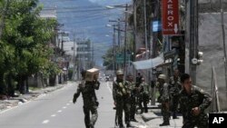 Binh sĩ chính phủ tuần tra trong lúc giao tranh giữa quân đội và phiến quân Hồi giáo bước sang ngày thứ sáu ở thành phồ Zamboanga, miền nam Philippines (14/9/2013). 