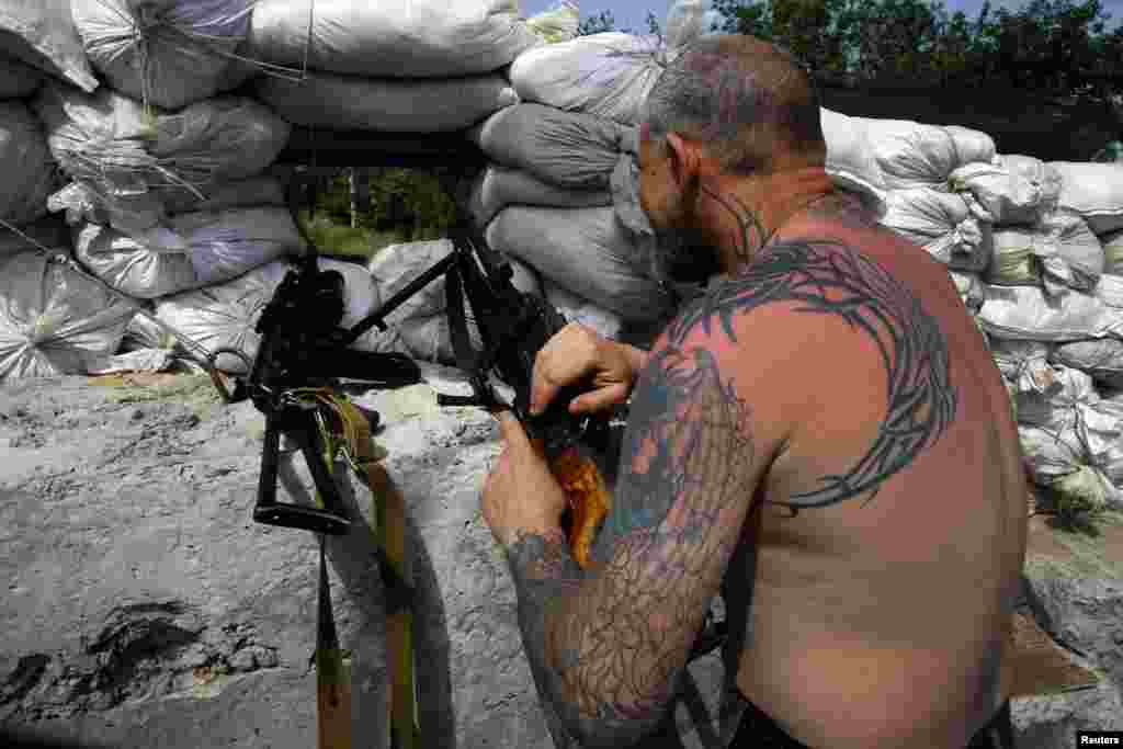 A pro-Russian militant defends a front line rebel position with a&nbsp;machine gun,Slovyansk, May 19, 2014.&nbsp;