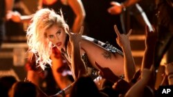 Lady Gaga cantó "Moth Into Flame" en la ceremonia 59 de los Premios Grammy el 12 de febrero de 2017, en Los Angeles.