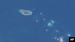 Ảnh đảo Ba Bình chụp từ Trạm không gian Quốc tế. Ba Bình là hòn đảo lớn nhất thuộc quần đảo Trường Sa, nằm cách Cao Hùng phía Nam Đài Loan khoảng 1.600 cây số về hướng Tây Nam. 
