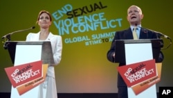 Menlu Inggris William Hague (kanan) dan aktris AS Angelina Jolie menjadi tuan rumah bersama konferensi 'Mengakhiri Kekerasan Seksual di wilayah Konflik' di London 10-12 Juni 2014. 