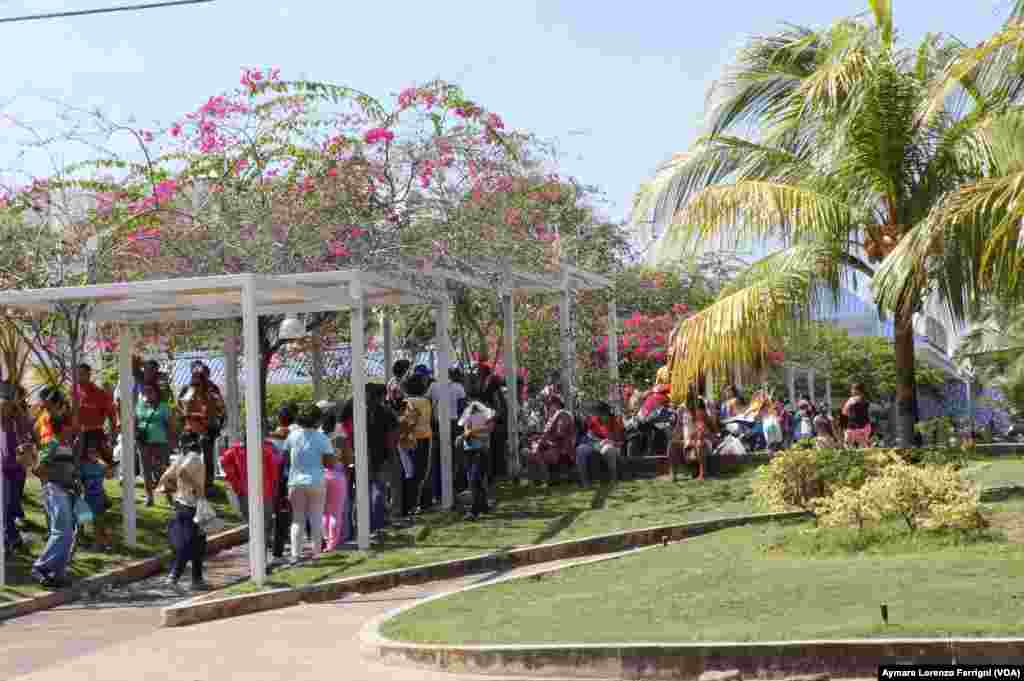 Comprar leche y pañales obliga a los margariteños a hacer horas de fila.