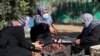 Dua Sarjana Perempuan Jalur Gaza Bertani Demi Mencari Nafkah 