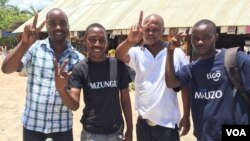 Chadema supporters on their way to the final rally of the campaign season in Dar es Salaam, Oct. 24, 2015. (Jill Craig/VOA)