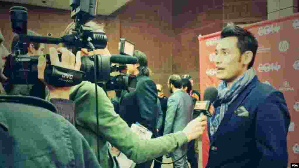 Aktor Indonesia Arifin Putra dari film 'The Raid 2: Berandal' diwawancarai wartawan di Festival Film Sundance 2014. (VOA/Vena Annisa)
