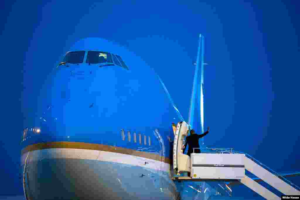 باراک اوباما رئیس جمهور ایالات متحده هنگام سوار شدن به ایر فورس ۱؛ طیارۀ مخصوص رئیس جمهور ایالات متحده یکی از مجهزترین و تیررفتارترین طیاره های مسافربری در جهان است.