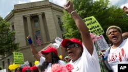 A group of mothers and others protest against police brutality in a march to the U.S. Department of Justice in Washington, May 9, 2015.