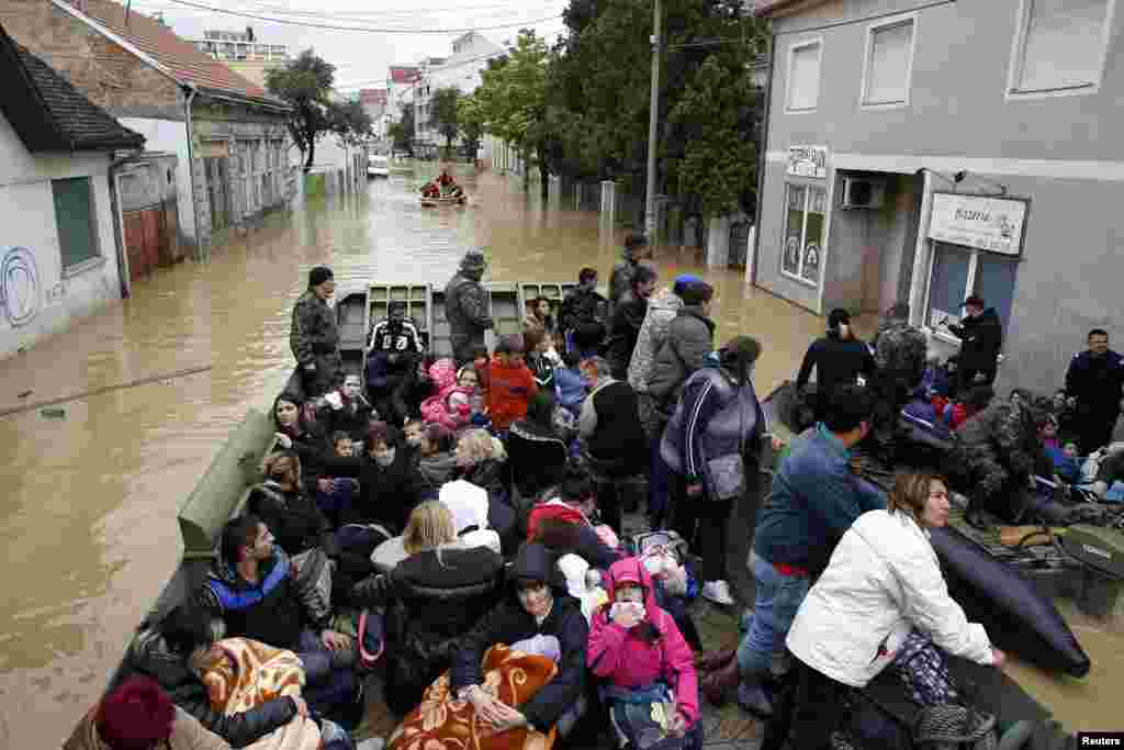 Army soldiers evacuate people in amphibious vehicles in the flooded town of Obrenovac, southwest of Belgrade, Serbia, May 17, 2014.