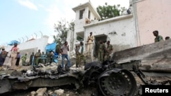 Security agents at scene of suicide bomb attack outside United Nations compound, Mogadishu, June 19, 2013.