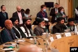سابق افغان صدر حامد کرزئی ماسکو میں طالبان اور افغان رہنماؤں کے ساتھ امن کانفرنس میں شریک ہیں۔ 18 مارچ 2021