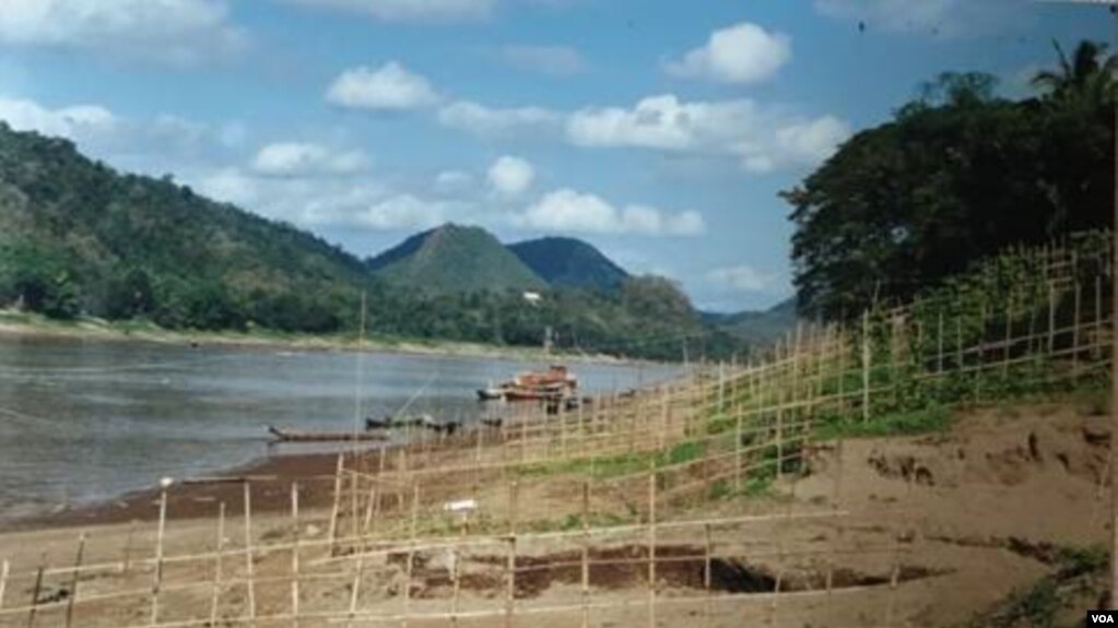 Khu vực dự kiến xây đập Luang Prabang 1410 MW trên dòng chính sông Mekong, chỉ cách thị trấn Luang Prabang 25 km.; hình chụp khúc sông Mekong chảy qua địa phận cố đô Luang Prabang, đã được UNESCO công nhận là Khu Di sản Thế giới / World Heritage Site từ n