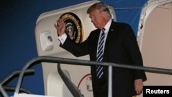 Tổng thống Trump vẫy chào sau khi đáp xuống sân bay quốc tế ở Manila hôm 12/11.