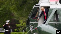 El presidente de EE.UU., Donald Trump, baja del helicóptero Marine One en el Jardín Sur de la Casa Blanca al regresar de un viaje a Nueva York, el viernes 17 de mayo de 2019. 