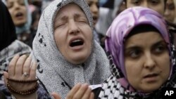 Turkish women pray in the courtyard of the Fatih mosque in Istanbul, Turkey, (File Photo)