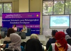 Koordinator Program Penelitian Perempuan Mahardhika Vivi Widyawati dan Peneliti arolina L Dalimunthe saat melaunching hasil riset di LBH Jakarta, 13 Februari 2020. (Foto: Courtesy/Perempuan Mahardika)