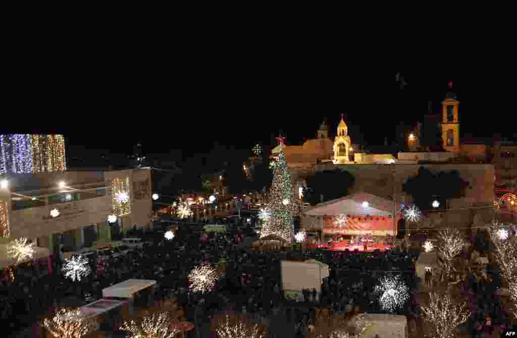 Suasana perayaan malam Natal di Lapangan Manger dan Gereja Nativity, di kota Tepi Barat Alkitab Betlehem, yang diyakini sebagai tempat kelahiran Yesus Kristus (24/12).