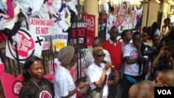 Protesters deliver a letter to the office of Kenya's Inspector General in Nairobi demanding justice in the case of a teenage rape victim, Oct. 31, 2013. (Gabe Joselow/VOA)