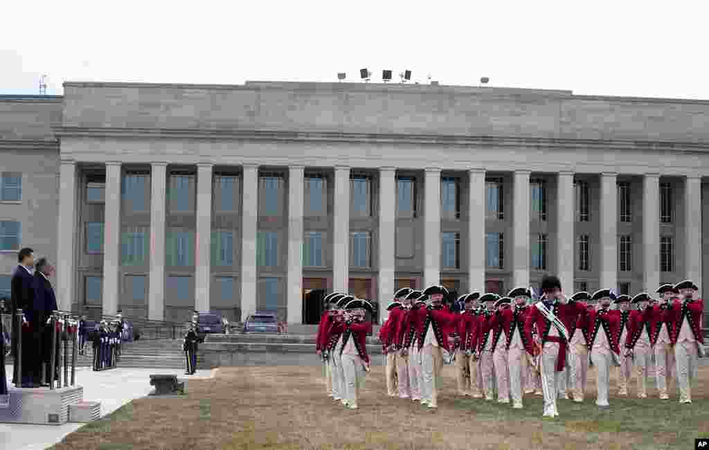 2012年2月14号，在为中国国家副主席习近平举行的欢迎仪式上，美国防部长帕内塔观看美国陆军老卫队鼓笛兵团的表演。