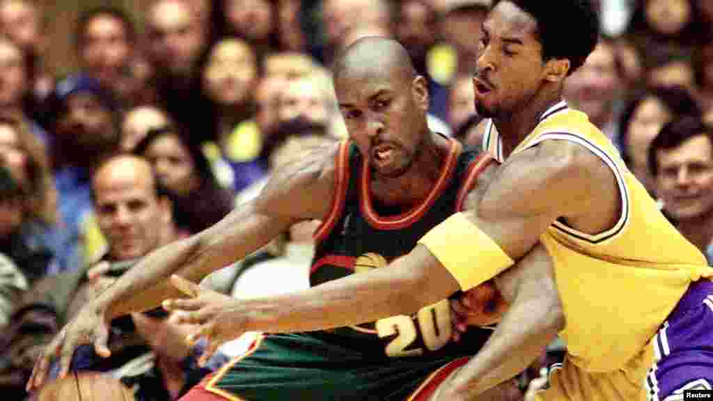 Kobe Bryant reaches in for the ball against Gary Payton