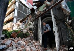 زلزلے میں کثیر منزلہ عمارتیں زمیں بوس ہو گئیں اور لوگ ان میں پھنس کر رہ گئے۔