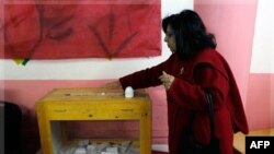Єгиптянка голосує в Каїрі