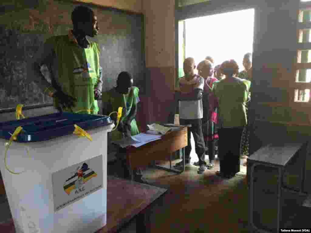 Dans le quartier Combattant de Bangui, le vote a commencé avec 15 minutes de retard, mais on note très peu de participation alors que c' est l'un des grands centres de vote de la ville. 13 décembre 2015. (VOA Afrique/Tatiana Mossot)