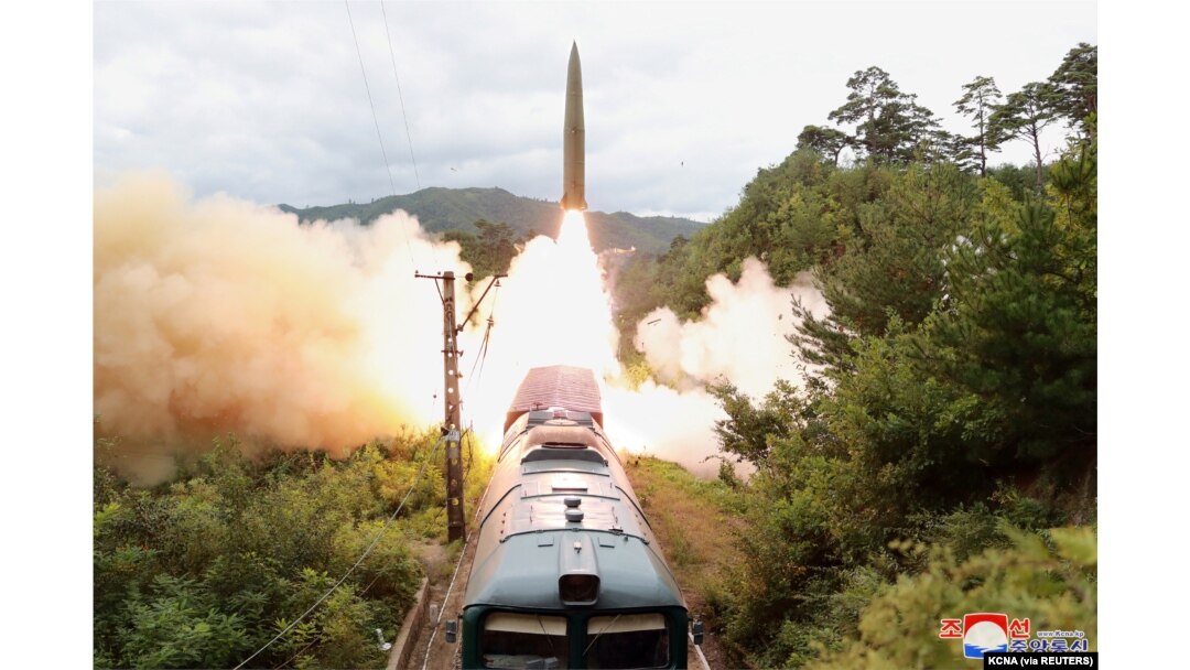 Sebuah rudal terlihat diluncurkan saat latihan Resimen Rudal Kereta Api di Korea Utara pada 16 September 2021. (Foto: KCNA via REUTERS)