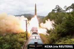 Sebuah rudal terlihat diluncurkan saat latihan Resimen Rudal Kereta Api di Korea Utara pada 16 September 2021. (Foto: KCNA via REUTERS)