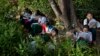 ရန်ကုန်ဆင်ခြေဖုံးတနေရာရှိ ကျောင်းတကျောင်းမှာ စာမေးပွဲအတွက် ပြင်ဆင်နေတဲ့ ကျောင်းသူများ (ဖေဖော်ဝါရီ၊ ၂၀၁၆)